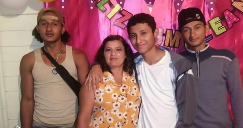 Arelis Mendoza junto a sus hijos. Foto: Cortesía/Radio ABC Stereo