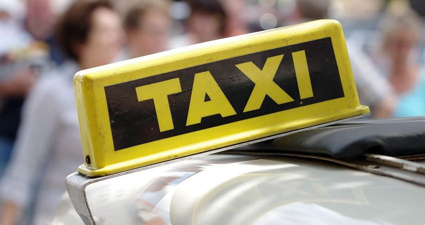 La niña relató que el taxi era color blanco pero no pudo tomarle el número de la placa. Foto de referencia.