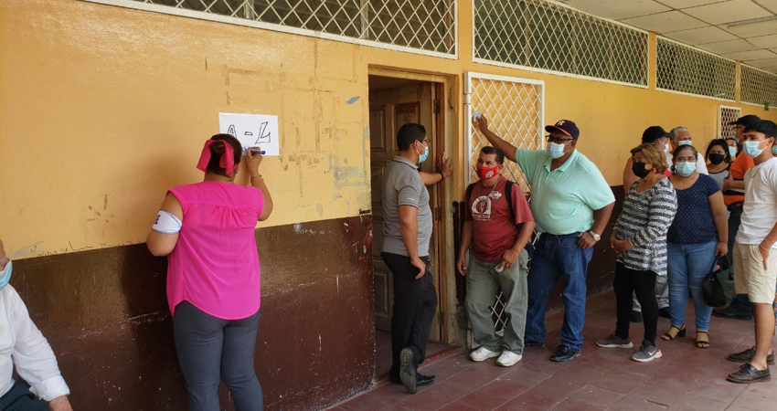 En los centros se hicieron filas según las iniciales de los apellidos. Foto: José Enrique Ortega/Radio ABC Stereo