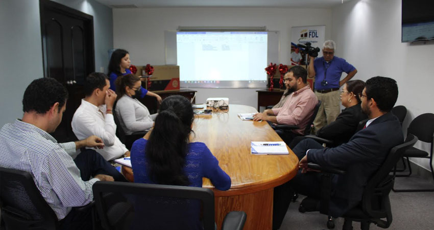 Ganadores del Sorteo “Siempre Seguro con Mamá y Papá”. Foto: Cortesía/Financiera FDL