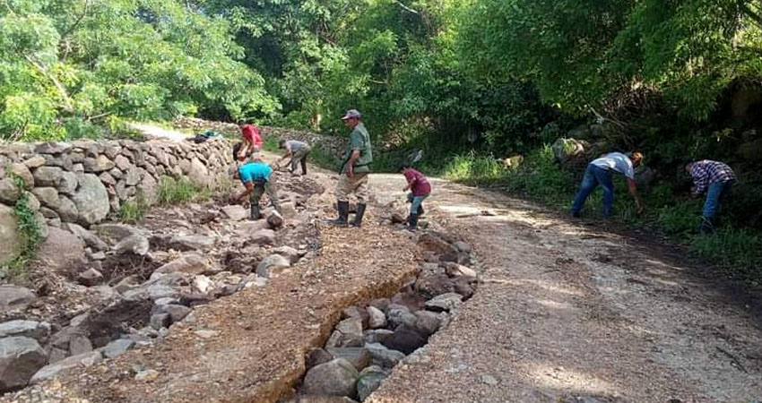 Pobladores reparan caminos en Macuelizo. Foto: Cortesía/Radio ABC Stereo