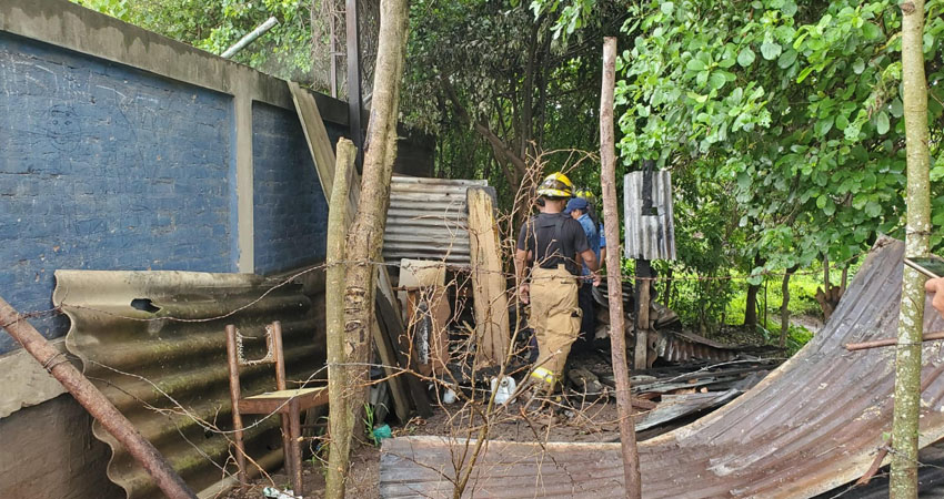 Bomberos atienden incendio que dejó daños materiales. Foto: Cortesía/Radio ABC Stereo