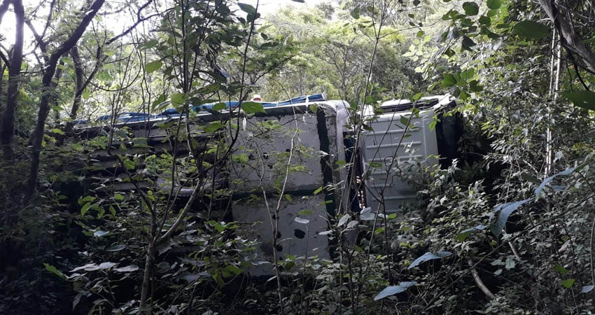 Vuelco de camión en San Lucas. Foto: Cortesía/Radio ABC Stereo