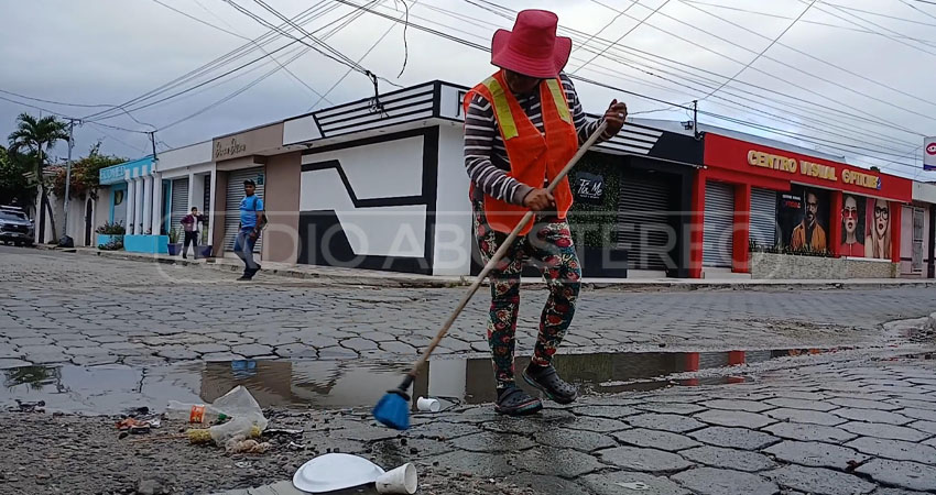 Las barrenderas recorren Estelí junto a sus carretones. Foto: Byron Altamirano/Radio ABC Stereo