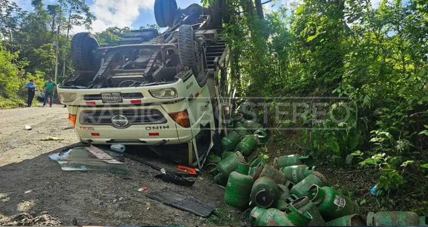 Camión cargado de cilindros de gas licuado se vuelca en El Jícaro. Foto: Cortesía/Radio ABC Stereo