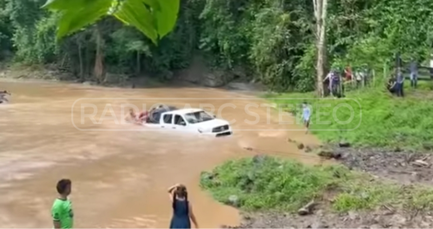 Chofer de camioneta cruzó imprudentemente río crecido. Foto: Cortesía/Radio ABC Stereo