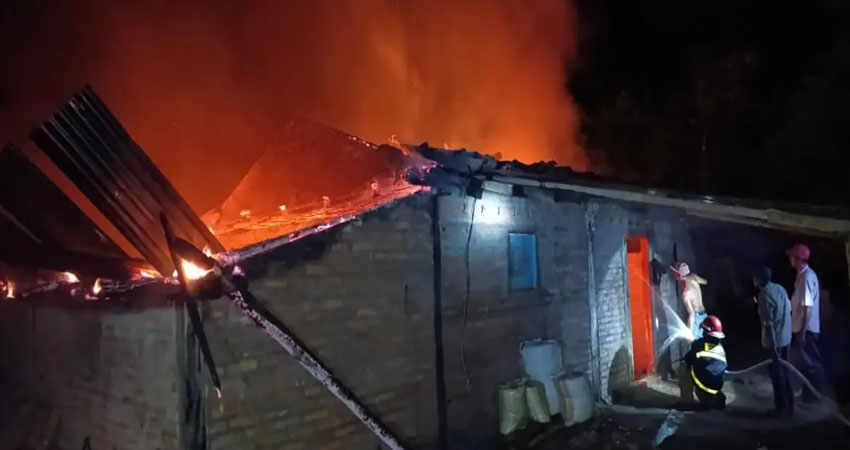 Incendio devora vivienda en El Jicaral, León.       Foto: Cortesía / Noticias ABC Stereo