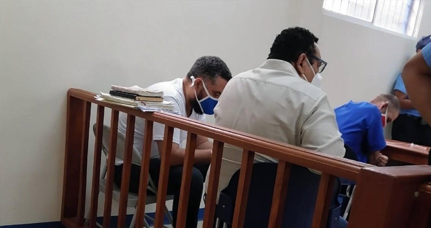 La madre del fallecido se quejó del porqué el acusado no vestía uniforme y usaba celular. Foto: Cortesía La madre del fallecido se quejó del porqué el acusado no vestía uniforme y usaba celular. Foto: Cortesía