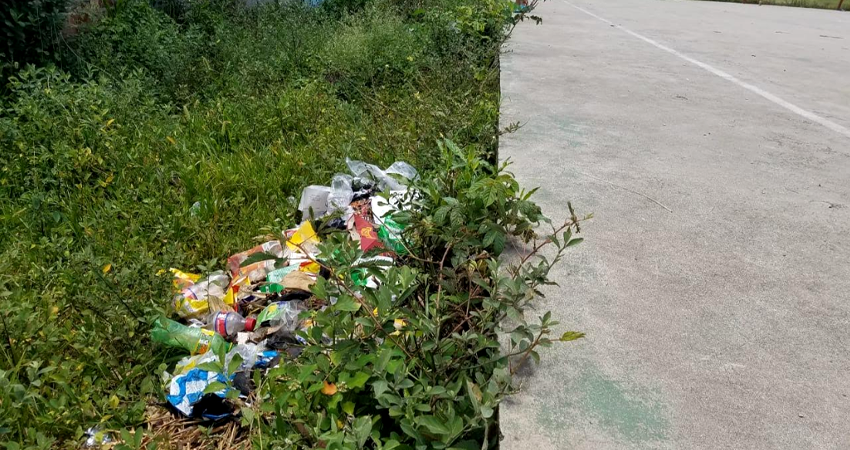 El sitio se mantiene oscuro porque las luminarias de la cancha y del alumbrado público están en mal estado. Foto: Roberto Mora/Radio ABC Stereo