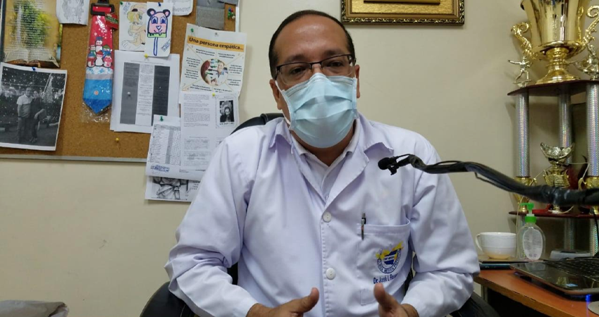 "El mayor riesgo es que esta gente que no ha tenido contacto con el virus llegue a presentar casos graves", manifestó el doctor José Ignacio Rosales. Foto: Roberto Mora/Radio ABC Stereo