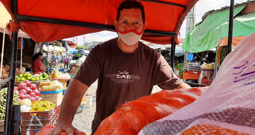 Javier Fajardo ofrece sus servicios en el mercado Alfredo Lazo de Estelí. Foto: Famnuel Úbeda/Radio ABC Stereo