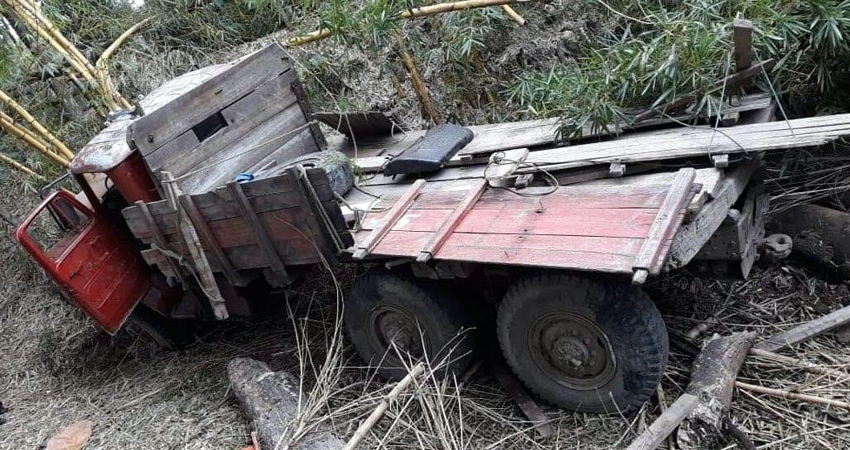 Según testigos, el conductor logró desviar un poco el camión. Foto: Cortesía
