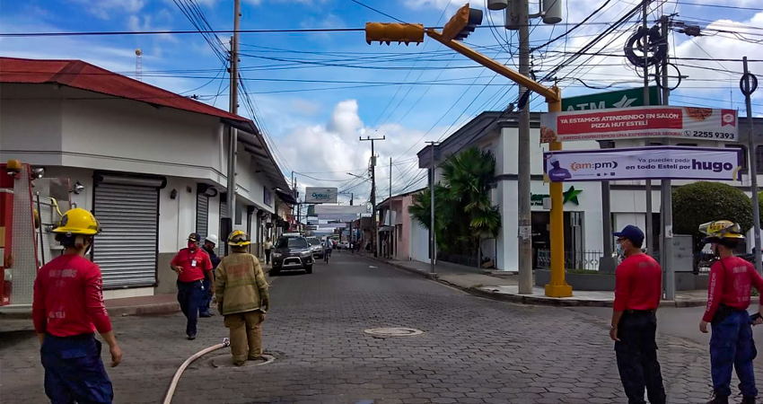 Los bomberos acudieron a la zona para atender la emergencia. Foto: Roberto Mora/Radio ABC Stereo