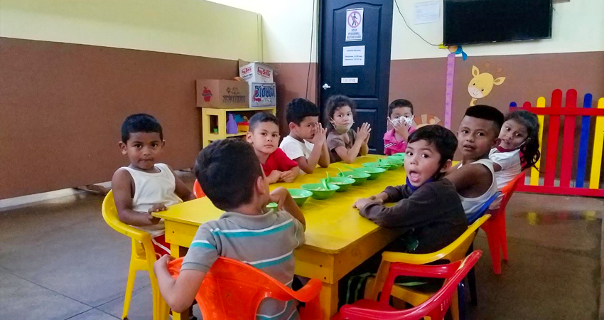 Niños de la guardería de la fábrica AJ Fernández. Foto: Roberto Mora/Radio ABC Stereo