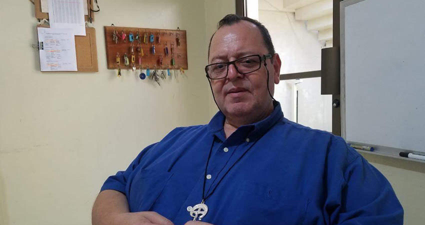 El Padre Francisco Valdivia se encuentra hospitalizado y aparentemente personas han aprovechado la situación para pedir dinero en su nombre, por lo que la familia del sacerdote hace la advertencia a no caer en la trampa. El Padre Francisco Valdivia se encuentra hospitalizado y aparentemente personas han aprovechado la situación para pedir dinero en su nombre, por lo que la familia del sacerdote hace la advertencia a no caer en la trampa.