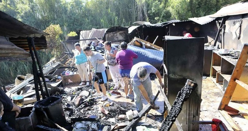 Las casas quedaron reducidas a cenizas y los sobrevivientes buscaron entre los restos algo que se hubiera salvado. Foto: Cortesía/Diario Extra