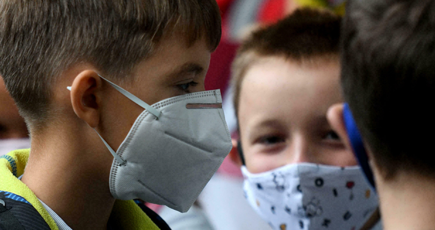 Manipular mascarillas usadas es un riesgo para la salud. Foto de referencia.