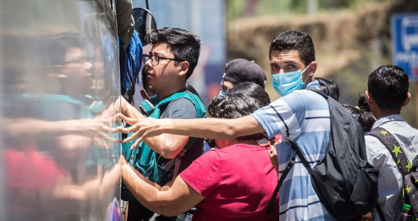 No guardar la distancia puede aumentar el riesgo de contagio. Foto de referencia/La Prensa