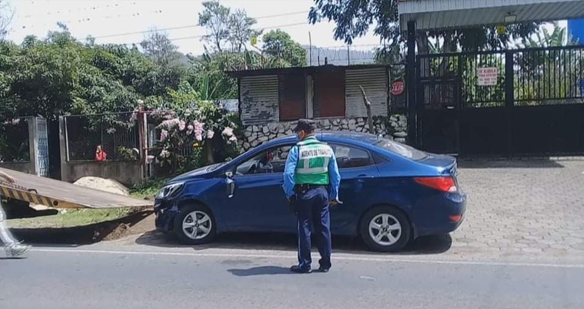 Según testigos, el conductor huyó pero fue detenido más adelante por la policía. Foto: Juan Fco. Dávila/Radio ABC Stereo