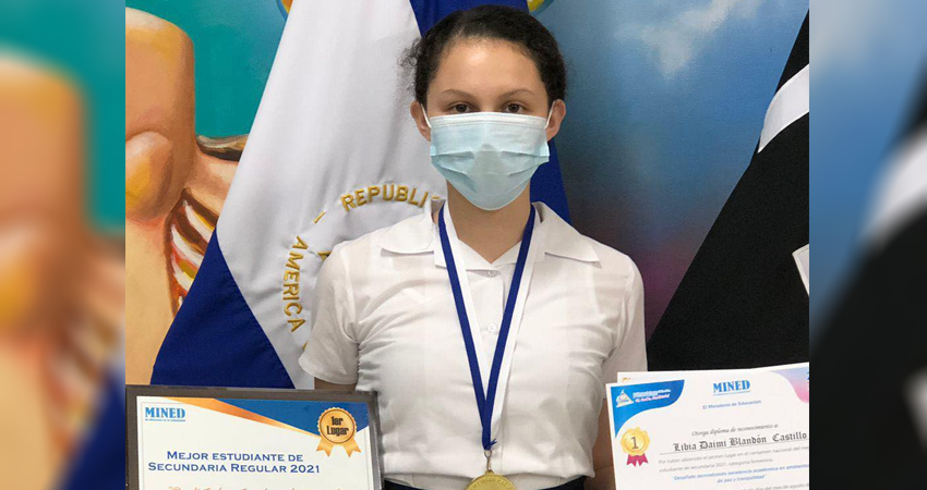 Libia Daimi Blandón Castillo, mejor estudiante de secundaria regular. Foto: Cortesía/Radio ABC Stereo