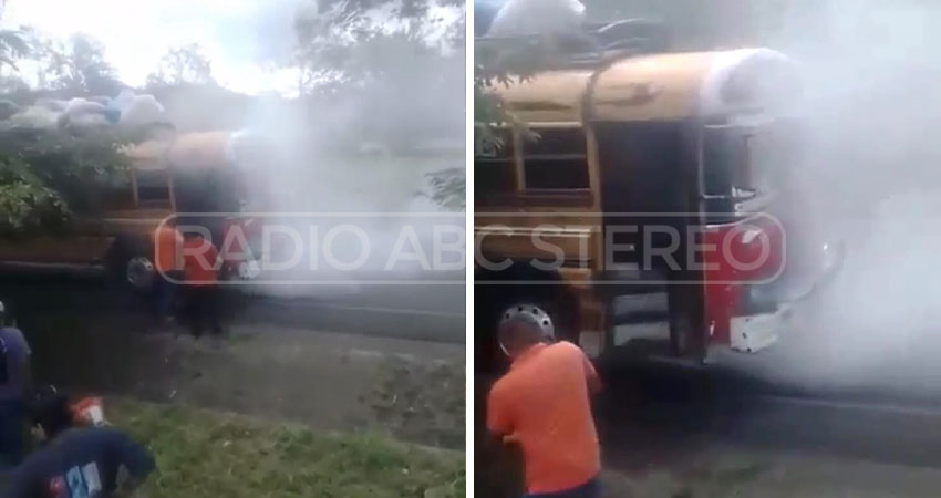 El fuego dejó inservible la parte delantera del bus. Foto: Cortesía/Radio ABC Stereo