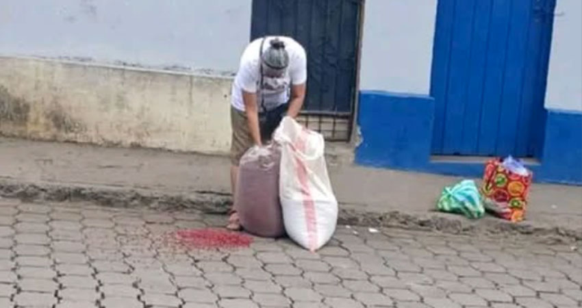 Los frijoles que la señora llevaba quedaron derramados en la calle. Foto: Cortesía/Radio ABC Stereo