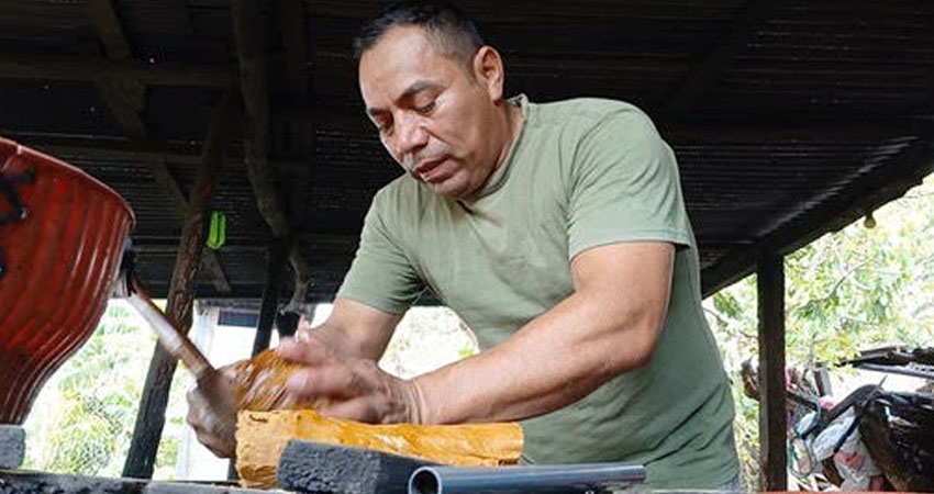 Francisco Javier Díaz Arauz elabora y comercializa alfeñiques. Foto: Byron Altamirano/Radio ABC Stereo