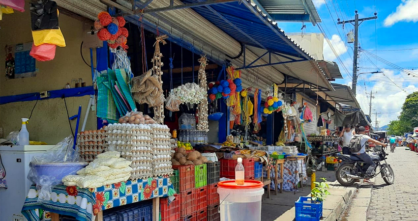 Comerciantes han colocado dispensadores con agua y jabón para los clientes. Foto: Famnuel Úbeda/Radio ABC Stereo