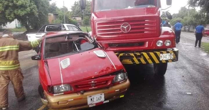 Según testigos, el conductor del carro intentó ingresar a la vía repentinamente. Foto: Cortesía