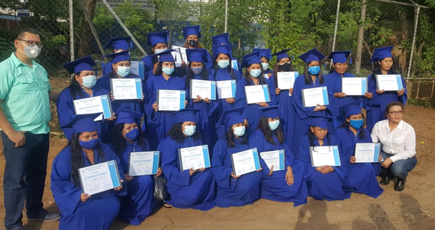 El grupo de mujeres recién graduadas. Foto: Cortesía