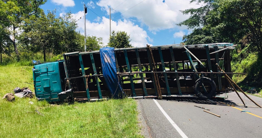 El camión quedó a media carretera mientras su conductor fue trasladado en condición reservada al hospital. Foto: Edward Díaz/Radio ABC Stereo