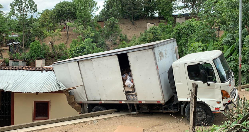 El camión estaba estacionado sin el chofer a bordo. Foto: Cortesía/Radio ABC Stereo