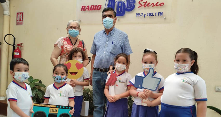 Los niños y niñas realizaron un recorrido preparado por la dirección de la radio. Foto: Colegio Montesori Rincón de Luz