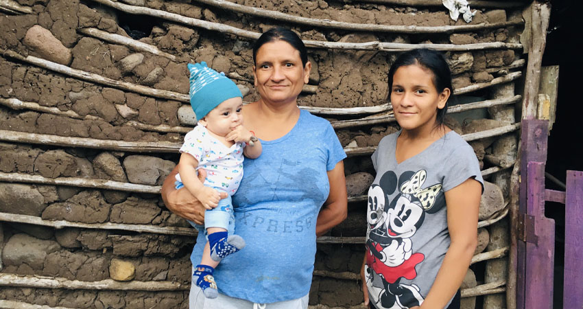 La prioridad de la familia es la alimentación y cuidados del bebé, quien sufre bronquitis. Foto: Alba Nubia Lira/Radio ABC Stereo