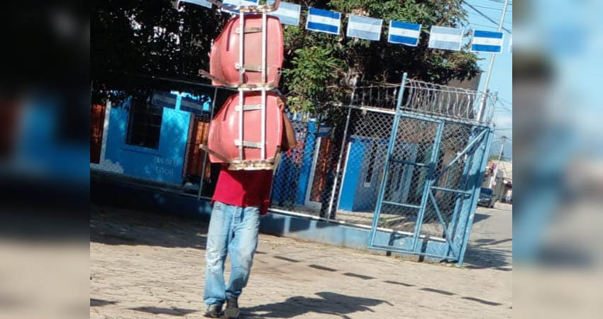 Ezequiel Fiallos cargando un par de pupitres robados. Foto: Cortesía/Noticias ABC