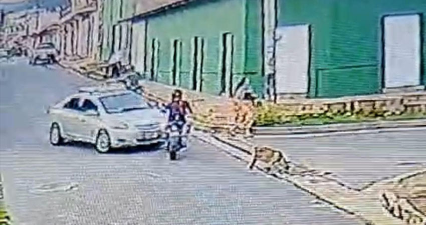 Vehículo invadió carril a motociclista y lo impactó. Foto: Redacción Central