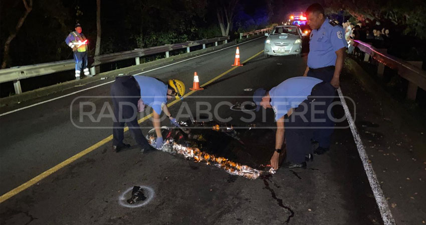 El peatón falleció tras ser impactado por un vehículo, cuyo conductor huyó del lugar.