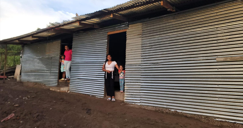 Con el apoyo de la población, el esteliano Carlos Galeano logró reconstruir la vivienda de una familia que había quedado desprotegida tras el incendio.