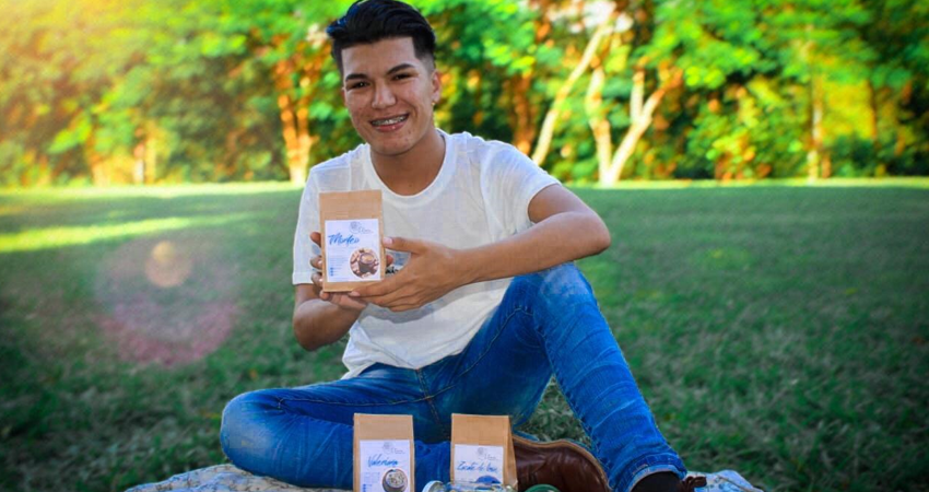 El estudiante universitario ha logrado conseguir apoyo y sus productos están disponibles en distintos puntos de venta. Foto: Cortesía/Radio ABC Stereo