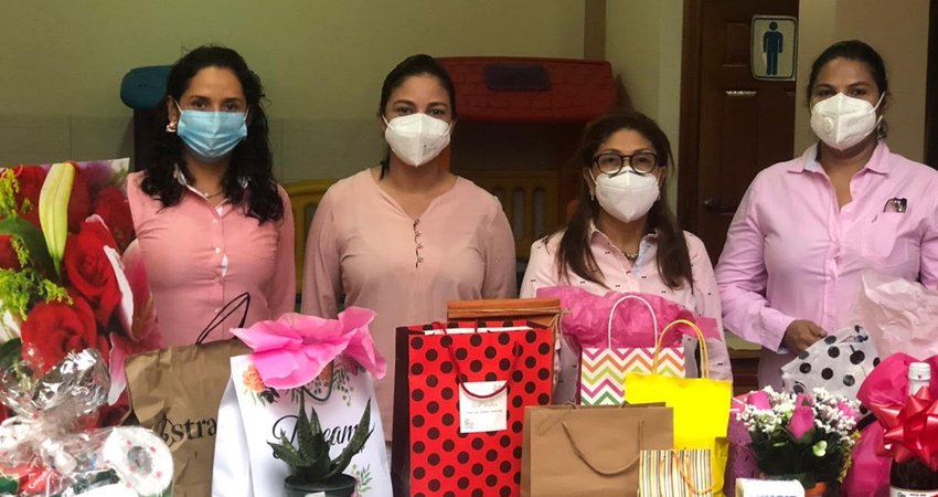 El grupo de mujeres recibió regalos durante una actividad especial. Foto: Cortesía