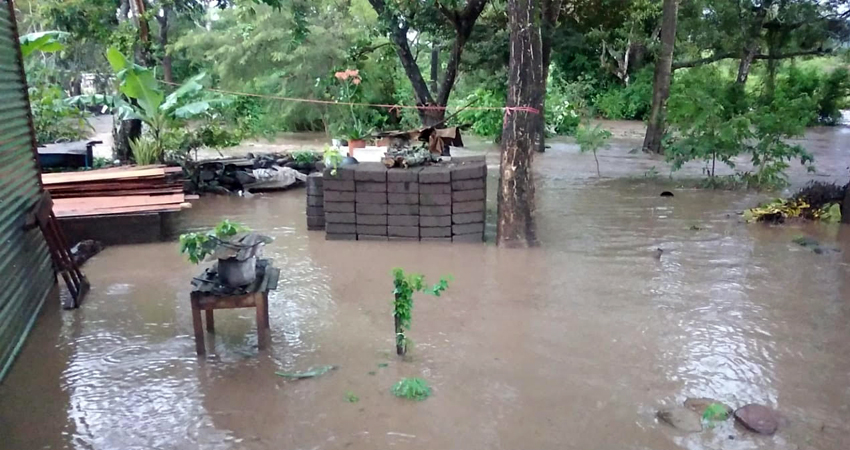 La intensa lluvia de ayer provocó el desborde del río. Foto: Juan Fco. Dávila/Radio ABC Stereo