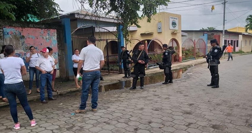 En horas de la mañana policías no permitieron el ingreso a los trabajadores. Foto: Cortesía/Radio ABC Stereo