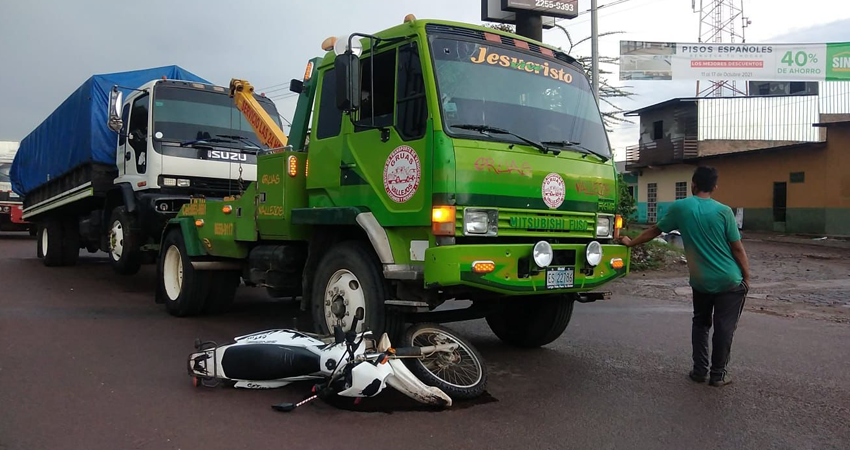 Tanto el motociclista como su acompañante resultaron con lesiones leves. Foto: Juan Fco. Dávila/Radio ABC Stereo