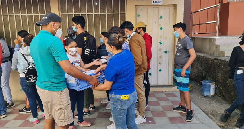 Hondureños han regalado agua, refrescos, pan y otros alimentos a los nicaragüenses. Foto: Cortesía/Radio ABC Stereo