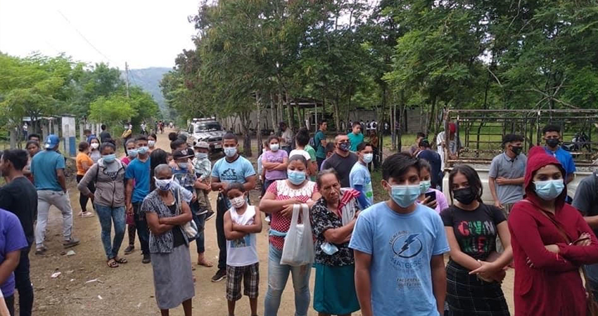 Habitantes de Pueblo Nuevo acuden a la jornada de vacunación. Foto: Cortesía/Radio ABC Stereo