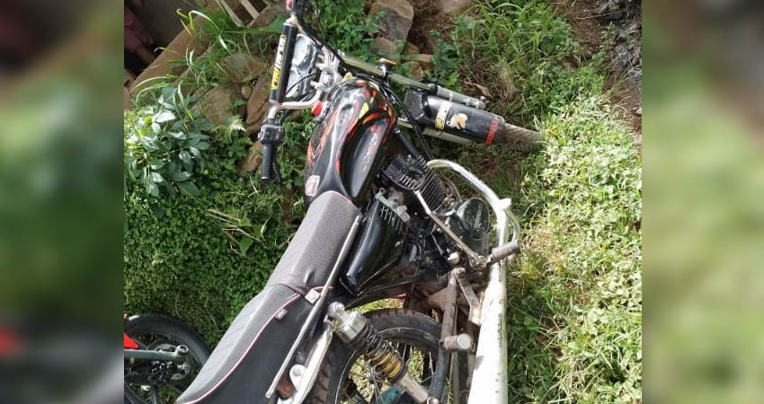 El afectado dejó su motocicleta frente al bar Famous y de repente ésta ya no estaba. El caso ya está siendo investigado por la policía.