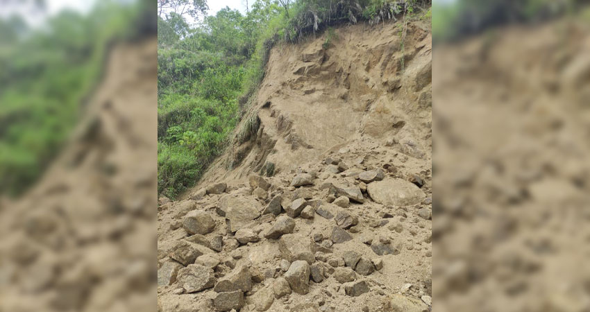 En varios puntos hubo deslaves que afectan los caminos. Foto: Cortesía