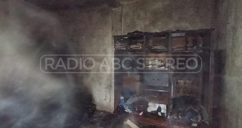 El fuego fue controlado a tiempo para evitar que se extendiera al resto de la casa. Foto: Marcos Muñoz/Radio ABC Stereo
