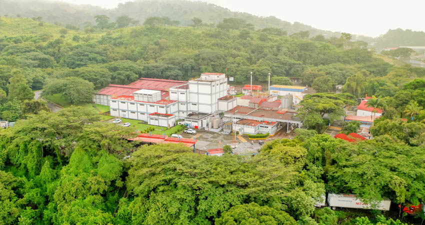 Nestlé también cuenta con una estrategia de sostenibilidad enfocada en el consumo eficiente del recurso hídrico y energético.