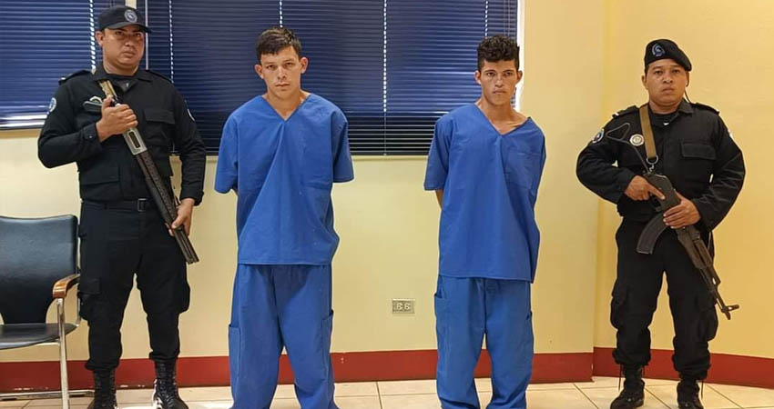 La Policía presentó ante medios locales  a los sospechosos del crimen. Foto: Cortesía / Radio ABC Stereo